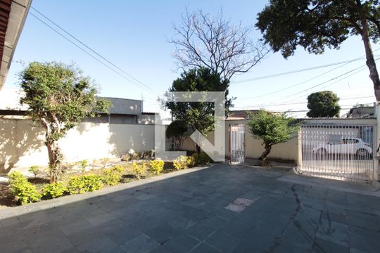 Quintal de casa à venda com 3 quartos, 360m² em Santa Monica, Belo Horizonte