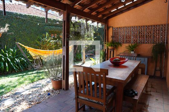 Quintal de casa à venda com 5 quartos, 500m² em Vila Madalena, São Paulo