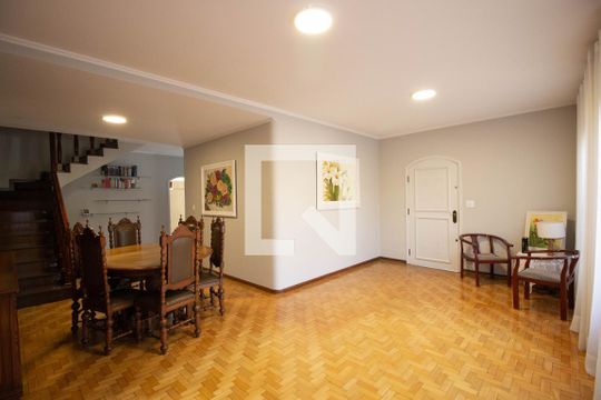 Casa para alugar com 4 quartos, 500m² em Vila Jacuí, São Paulo