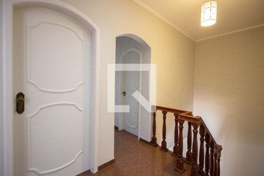 Escada de casa para alugar com 4 quartos, 500m² em Vila Jacuí, São Paulo