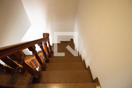Escada de casa para alugar com 4 quartos, 500m² em Vila Jacuí, São Paulo