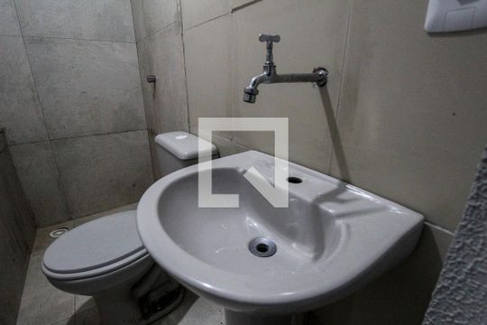 Banheiro de kitnet/studio para alugar com 1 quarto, 12m² em Jardim Guiomar, São Paulo