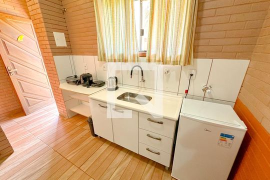 Cozinha de kitnet/studio para alugar com 1 quarto, 24m² em São João do Rio Vermelho, Florianópolis