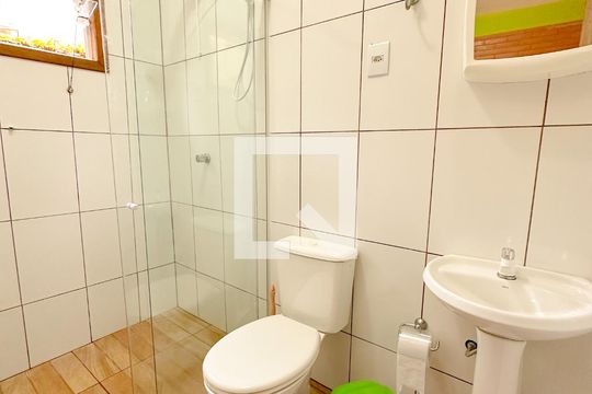 Banheiro de kitnet/studio para alugar com 1 quarto, 24m² em São João do Rio Vermelho, Florianópolis
