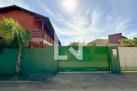 Fachada de kitnet/studio para alugar com 1 quarto, 24m² em São João do Rio Vermelho, Florianópolis