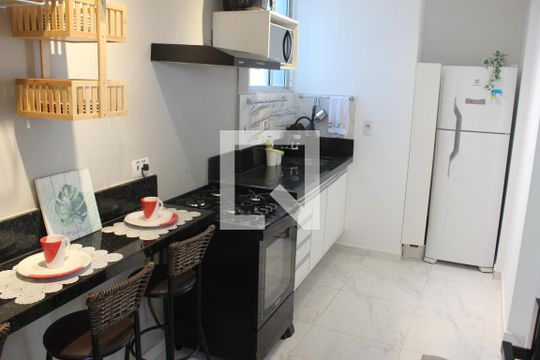 Cozinha de apartamento para alugar com 1 quarto, 40m² em Centro, São Vicente