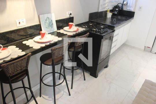 Cozinha de apartamento para alugar com 1 quarto, 40m² em Centro, São Vicente