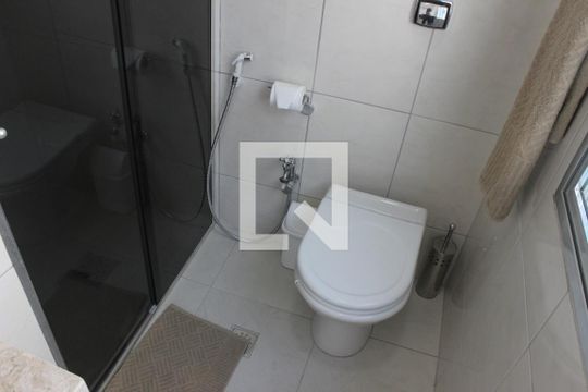 Banheiro de apartamento para alugar com 1 quarto, 40m² em Centro, São Vicente