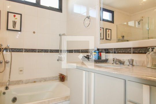 Banheiro de apartamento à venda com 3 quartos, 213m² em Vila Itapura, Campinas