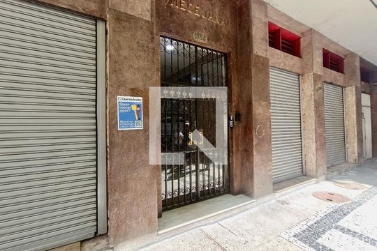 Fachada com cartaz QA de apartamento à venda com 3 quartos, 98m² em Copacabana, Rio de Janeiro