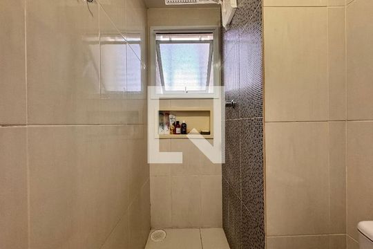 Banheiro de apartamento à venda com 1 quarto, 38m² em Parque São Vicente, Santo André