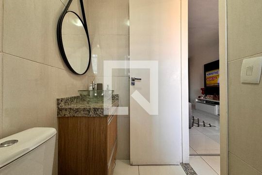 Banheiro de apartamento à venda com 1 quarto, 38m² em Parque São Vicente, Santo André