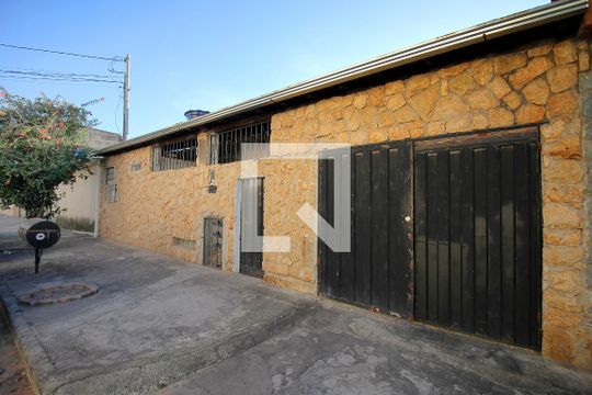 Fachada de casa para alugar com 2 quartos, 80m² em Boa Vista, Belo Horizonte