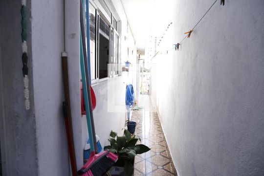 Corredor Lateral de casa à venda com 3 quartos, 180m² em Jardim Peri, São Paulo