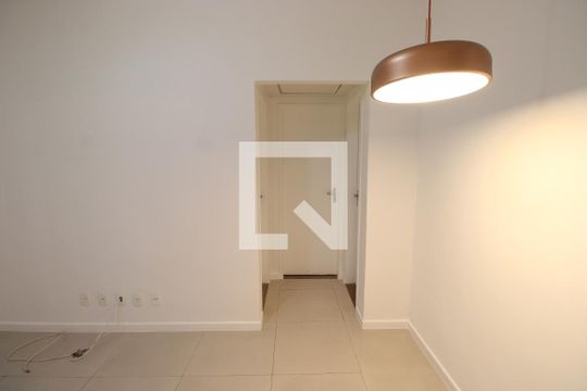 Corredor de apartamento para alugar com 2 quartos, 50m² em Irajá, Rio de Janeiro