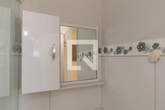 Banheiro de kitnet/studio para alugar com 1 quarto, 40m² em Cordovil, Rio de Janeiro