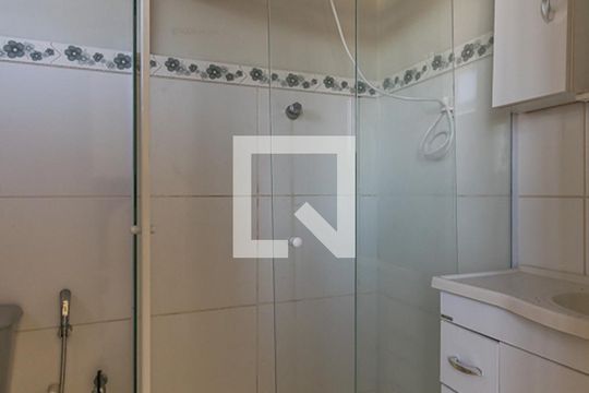 Banheiro de kitnet/studio para alugar com 1 quarto, 40m² em Cordovil, Rio de Janeiro
