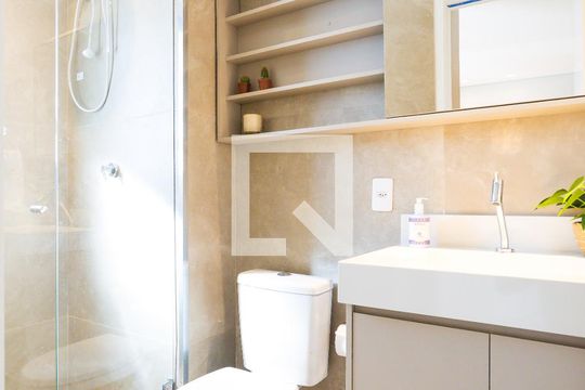 Banheiro de kitnet/studio para alugar com 1 quarto, 26m² em Jardim Panorama, São Paulo