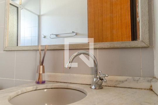 Banheiro de apartamento para alugar com 2 quartos, 60m² em Partenon, Porto Alegre