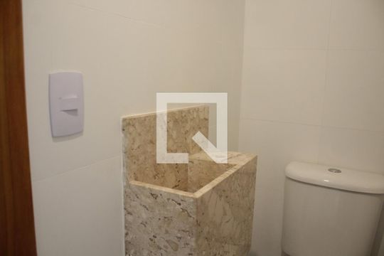 Banheiro de casa de condomínio para alugar com 3 quartos, 118m² em Vila Libanesa, São Paulo