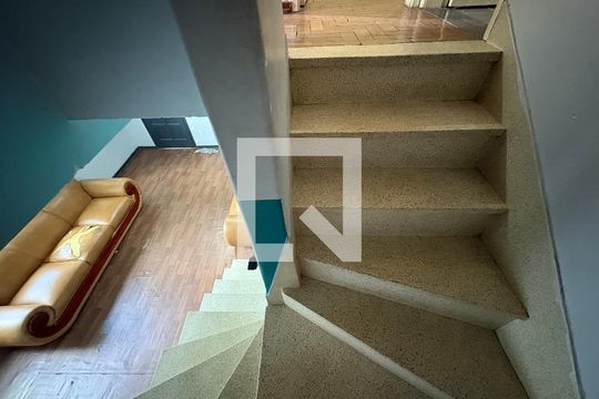 Escada  de casa à venda com 3 quartos, 120m² em Vila Cruz das Almas, São Paulo