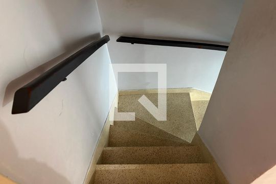 Escada de casa à venda com 3 quartos, 120m² em Vila Cruz das Almas, São Paulo