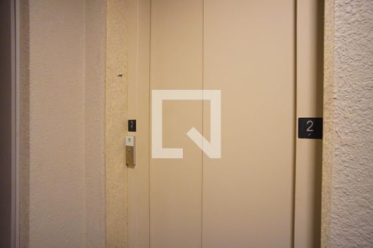 Elevador de apartamento para alugar com 2 quartos, 60m² em Higienópolis, Porto Alegre