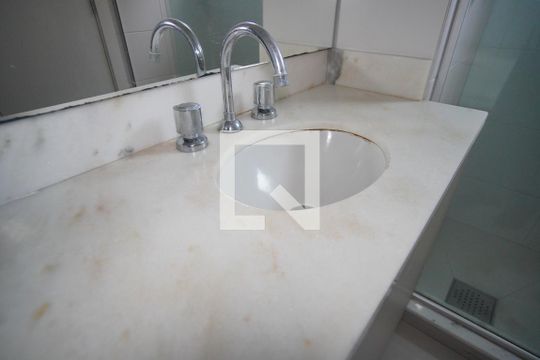 Banheiro da Suíte de apartamento para alugar com 2 quartos, 60m² em Higienópolis, Porto Alegre