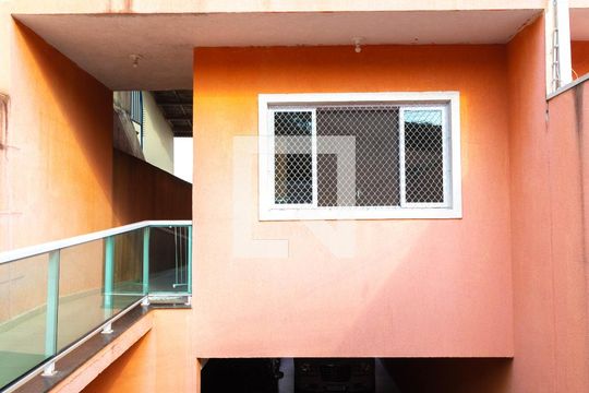 Fachada de casa à venda com 3 quartos, 200m² em Jardim Rizzo, Guarulhos