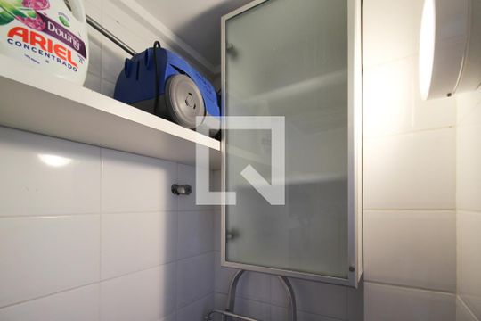 Banheiro de serviço de apartamento para alugar com 2 quartos, 63m² em Moema, São Paulo