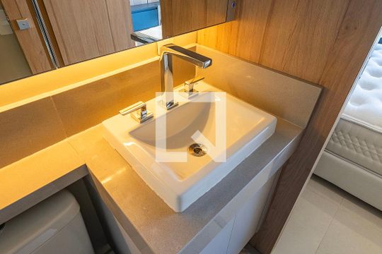 Banheiro de kitnet/studio à venda com 1 quarto, 22m² em Jardim das Bandeiras, São Paulo
