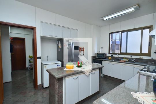 Cozinha de apartamento à venda com 4 quartos, 305m² em Lourdes, Belo Horizonte