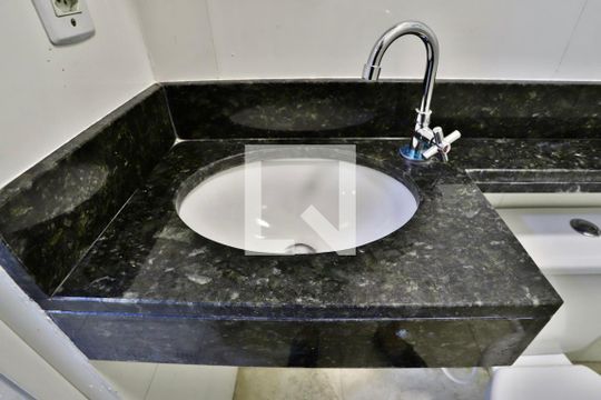 Banheiro de apartamento para alugar com 1 quarto, 23m² em Água Rasa, São Paulo
