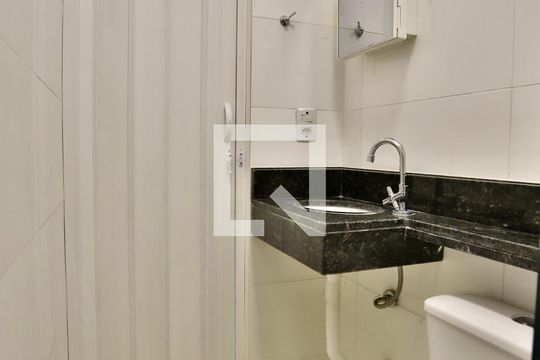 Banheiro de apartamento para alugar com 1 quarto, 23m² em Água Rasa, São Paulo