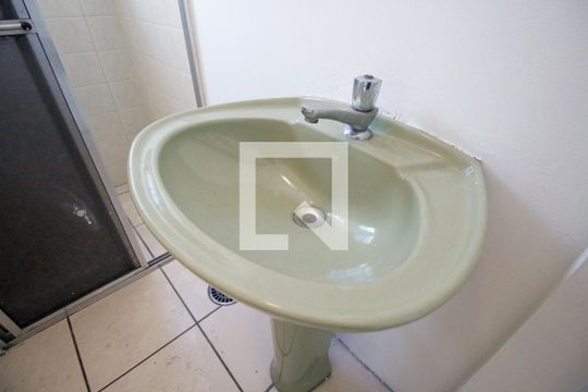 Banheiro de apartamento para alugar com 2 quartos, 68m² em Vila Pirajussara, São Paulo