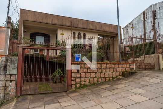 Fachada de casa à venda com 3 quartos, 224m² em Vila Jardim, Porto Alegre