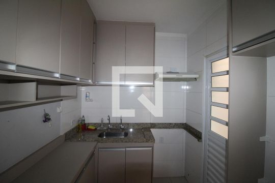 Cozinha de casa de condomínio para alugar com 2 quartos, 60m² em Vila Nilo, São Paulo
