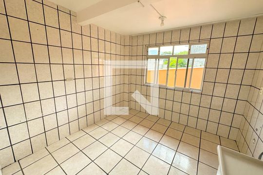 Cozinha de apartamento para alugar com 3 quartos, 80m² em São João do Rio Vermelho, Florianópolis