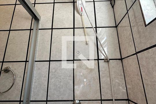 Banheiro  de apartamento para alugar com 3 quartos, 80m² em São João do Rio Vermelho, Florianópolis