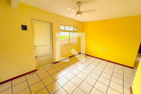 Sala de apartamento para alugar com 3 quartos, 80m² em São João do Rio Vermelho, Florianópolis