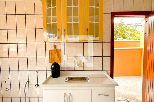Cozinha de apartamento para alugar com 3 quartos, 80m² em São João do Rio Vermelho, Florianópolis