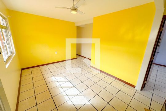 Sala de apartamento para alugar com 3 quartos, 80m² em São João do Rio Vermelho, Florianópolis