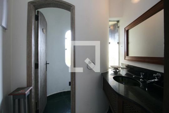 Lavabo de casa de condomínio para alugar com 4 quartos, 750m² em Jardim Acapulco, Guarujá