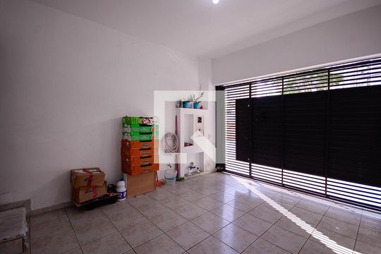 Garagem  de casa à venda com 2 quartos, 101m² em Vila Santo Estefano, São Paulo