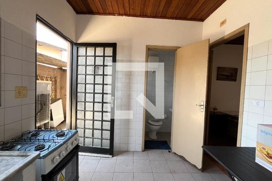 Cozinha de casa para alugar com 1 quarto, 35m² em Vila Guarani (z Sul), São Paulo