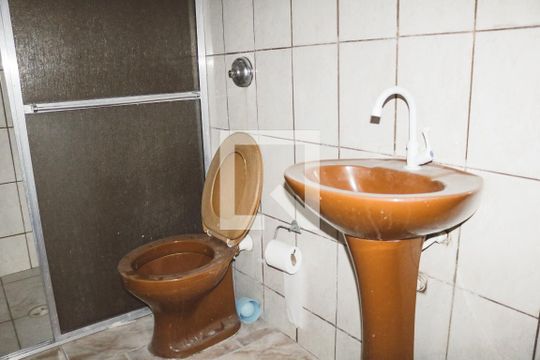 Banheiro de casa para alugar com 2 quartos, 132m² em Vila Renato, São Paulo