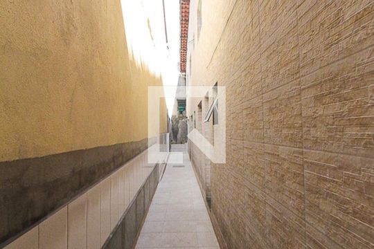 Corredor de casa para alugar com 2 quartos, 70m² em Jardim Sapopemba, São Paulo