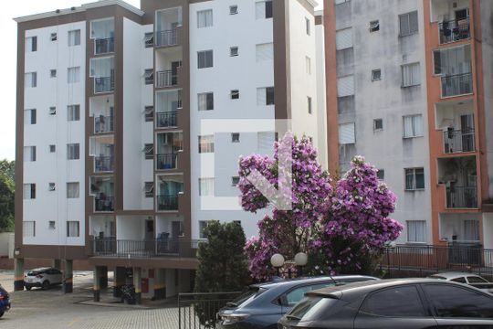 Fachada do bloco de apartamento para alugar com 3 quartos, 70m² em Jardim Sabiá, Cotia
