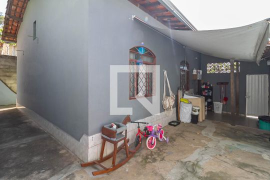 Quintal de casa à venda com 3 quartos, 200m² em Planalto, Belo Horizonte