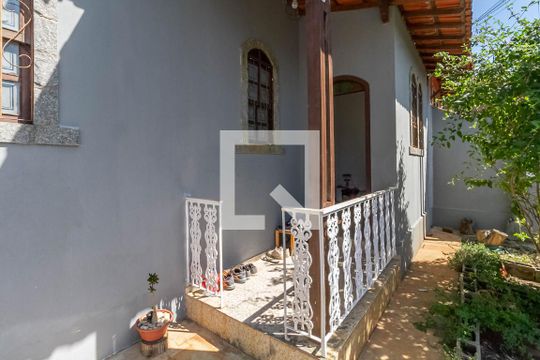 Entrada de casa à venda com 3 quartos, 200m² em Planalto, Belo Horizonte